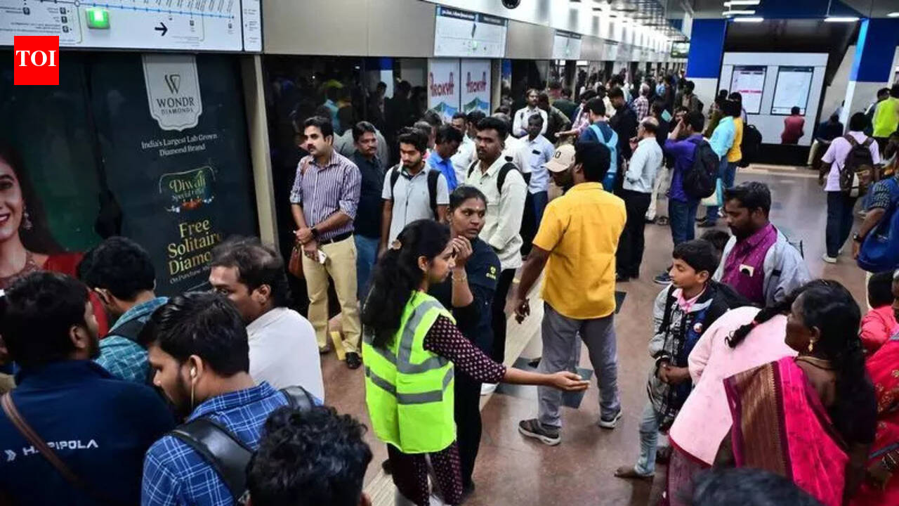 College student volunteers manage crowds at Central metro platforms