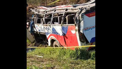 13 killed as wedding party bus fallsinto gorge in Nepal near India border