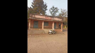 52 students from from 6 classes share 1 classroom, 2 teachers, 2 blackboards at Rourkela govt school