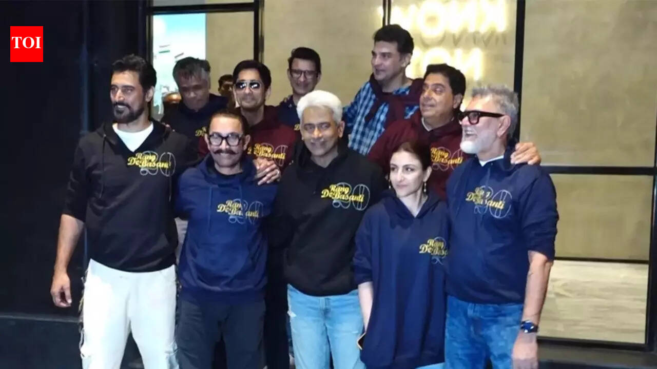 'Rang De Basanti' cast reunites after 20 years; Special screening in Mumbai