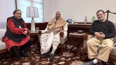 How Shashi Tharoor-Congress 'Hum Saath Saath Hai' moment gives UDF a timely lift before Kerala polls