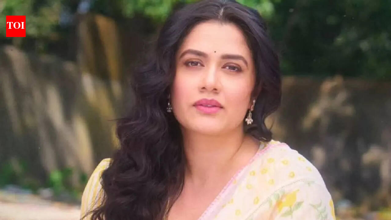 Girija Oak impresses with her chaste Gujarati