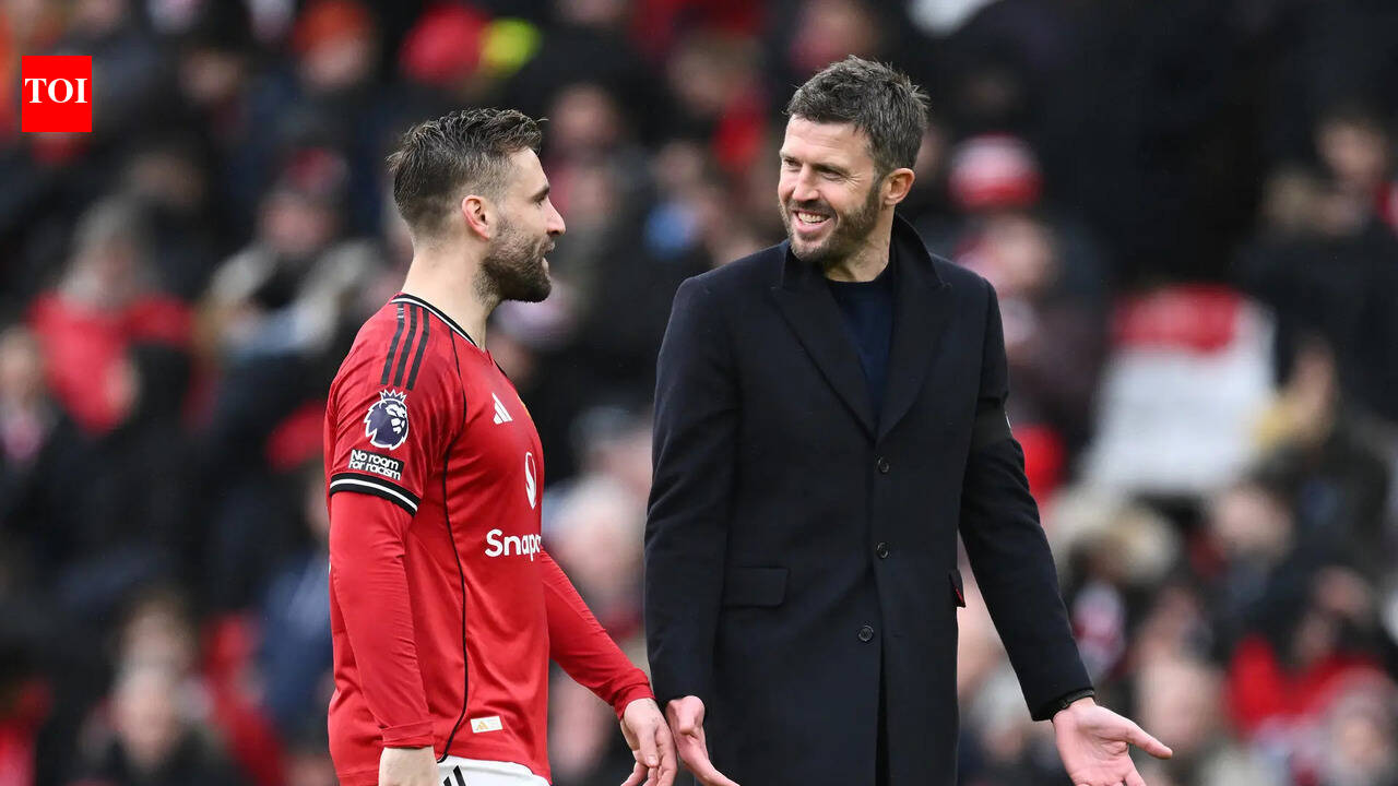 Carrick keeps Manchester United flying; Arsenal stretch lead at the top