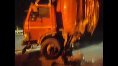 Speeding truck ploughs through group ofbus passengers on Yamuna e-way, 6 dead