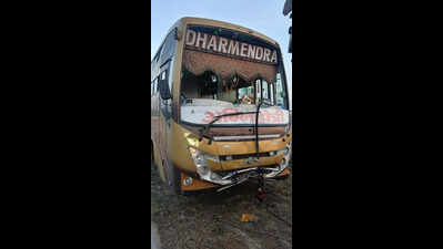 Speeding truck ploughs through group ofbus passengers on Yamuna e-way, 6 dead