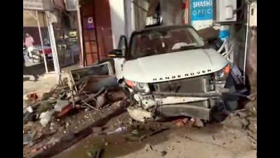 Early-morning dash ends in wreck as SUV smashes Raopura signal