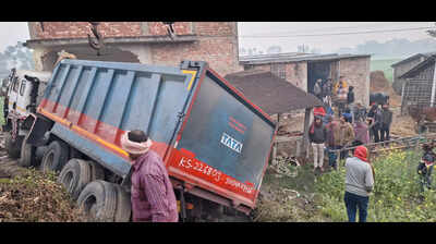 Four examinees injured, cattle head killed as dumper rams into house in Madhepura