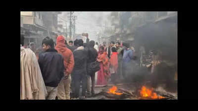 Mob protests rape and murder of minor girl in Darbhanga, 1 held