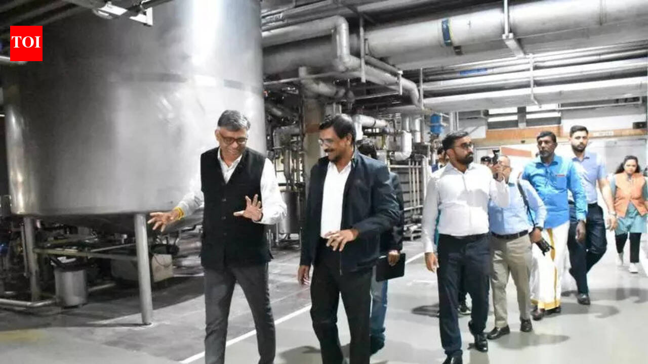 Sri Lanka’s JVP delegation studies Amul Dairy model