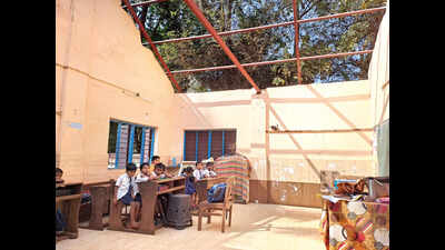 In Colva, govt primary school functions under open skies