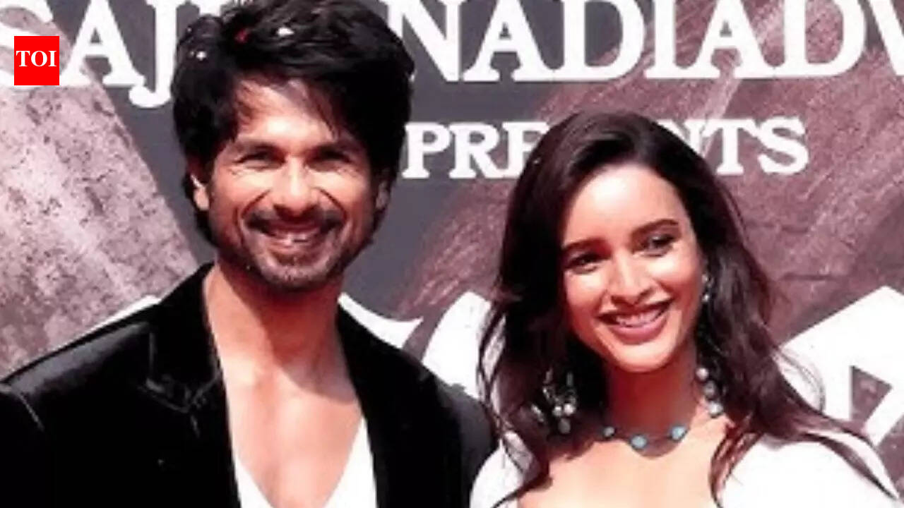 Shahid Kapoor and Triptii Dimri perform energetic hook step on 'Paan Ki Dukaan' song at 'O'Romeo' promotional event - Watch