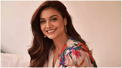  Divya Agarwal’s team reacts to Bhavya Singh’s claims that the Bigg Boss winner lives ‘separately’ from husband Apurva Padgaonkar; says it’s an “attempt to pull her down”