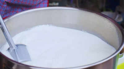 கச்சா வெர்சஸ். பேஸ்டுரைஸ் செய்யப்பட்ட பால்: பேஸ்டுரைசேஷன் ஊட்டச்சத்துக்களை அழிக்கிறதா, மேலும் கொதிக்க வைப்பது பாதுகாப்பானதா?