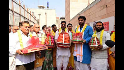 KVT exchanges gifts with Mathura ahead of Shivratri