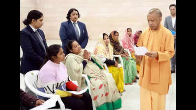 Yogi asks kids to focus onstudies, shun mobile phone
