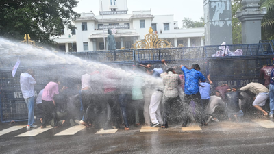 Clashes erupt at Kerala University as SFI students protest for Youth Festival funds