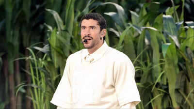  Bad Bunny’s Super Bowl halftime “grass” were actual people with strict casting rules