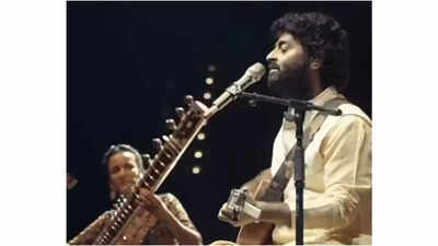 Singer Arijit Singh returns to the stage, appears at FIRST live show post playback retirement