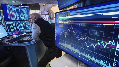  Wall Street hovers near record highs as weak retail data fuels rate-cut hopes