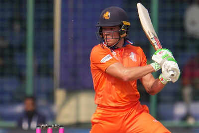  Bas de Leede carries on Dutch cricketing lineage