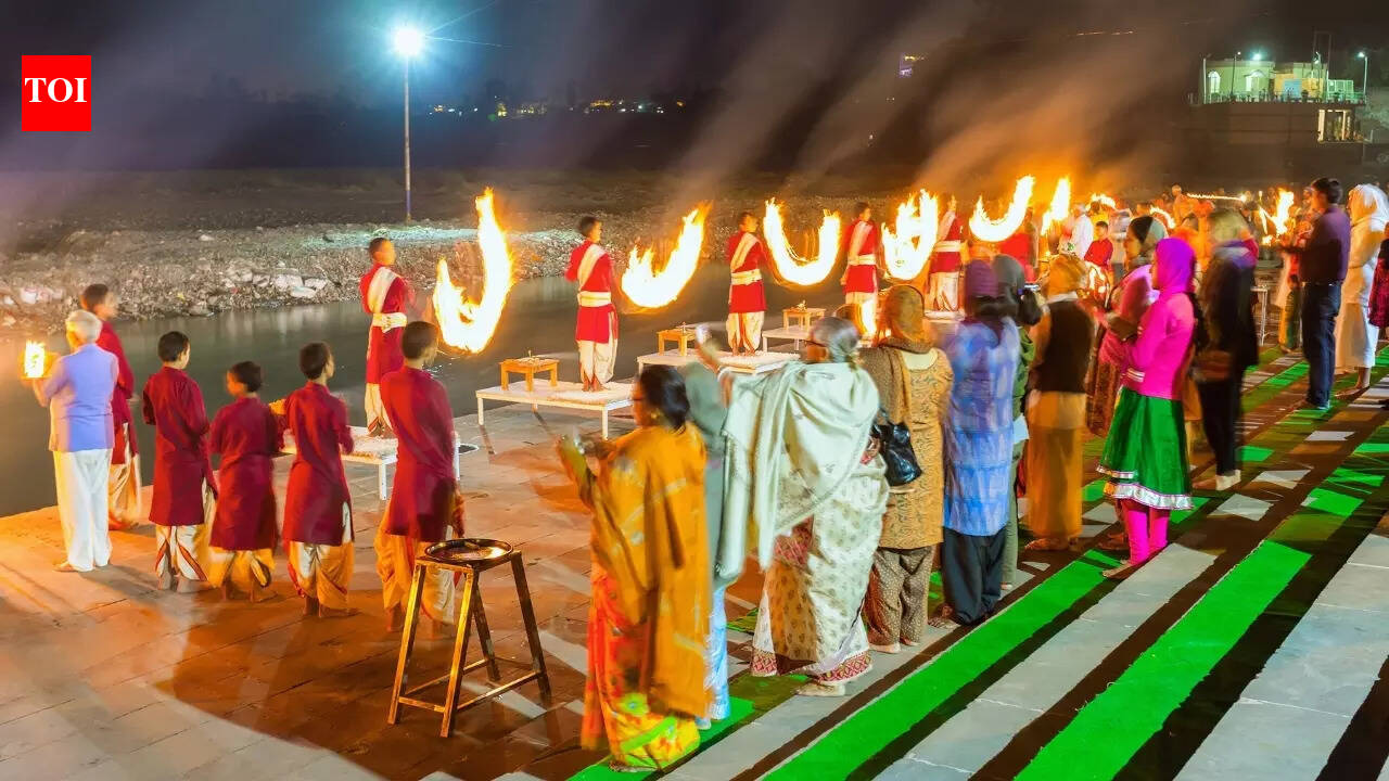 Heartwarming! Foreigner tourist caught on camera silently copying Indian performing rituals at the bank of Ganga in Rishikesh