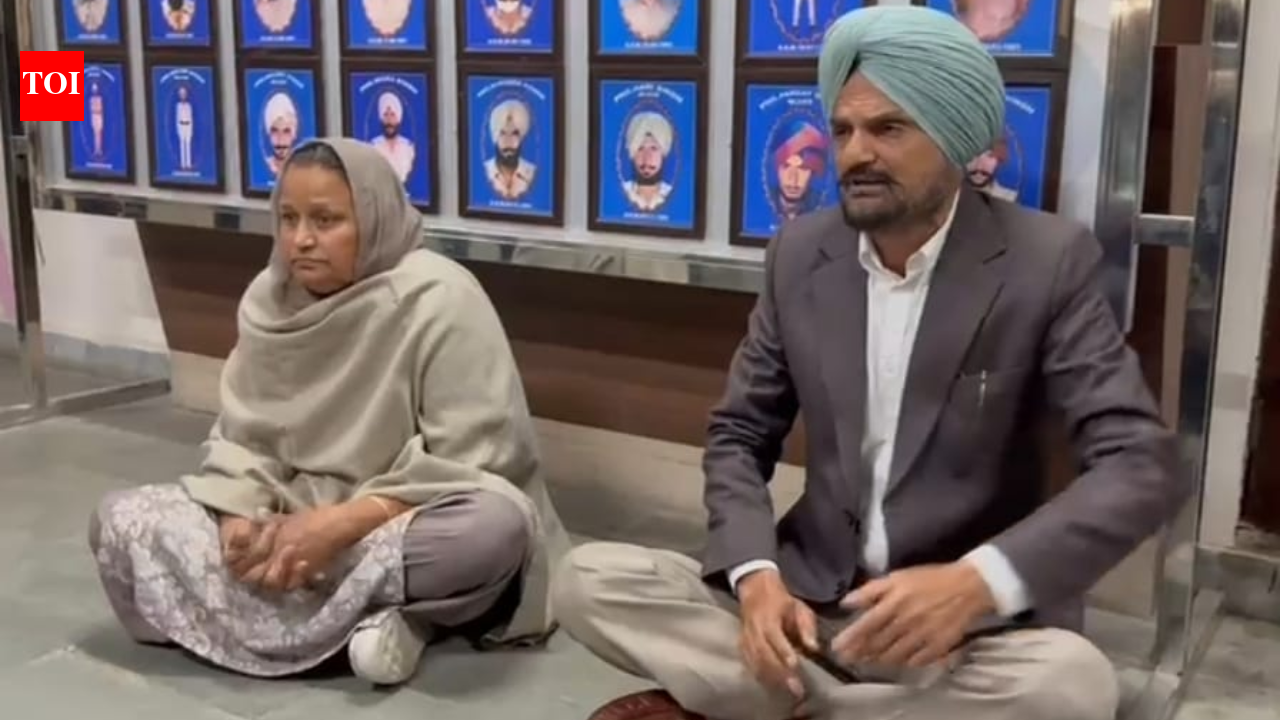 Sidhu Moosewala’s parents stage sit-in at Mansa SSP office over inaction on 6-month-old complaint
