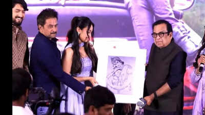 Brahmanandam gifts hand-painted artwork to Aishwarya Arjun; moment wins  hearts at 'Seetha Payanam' promotions | - The Times of India