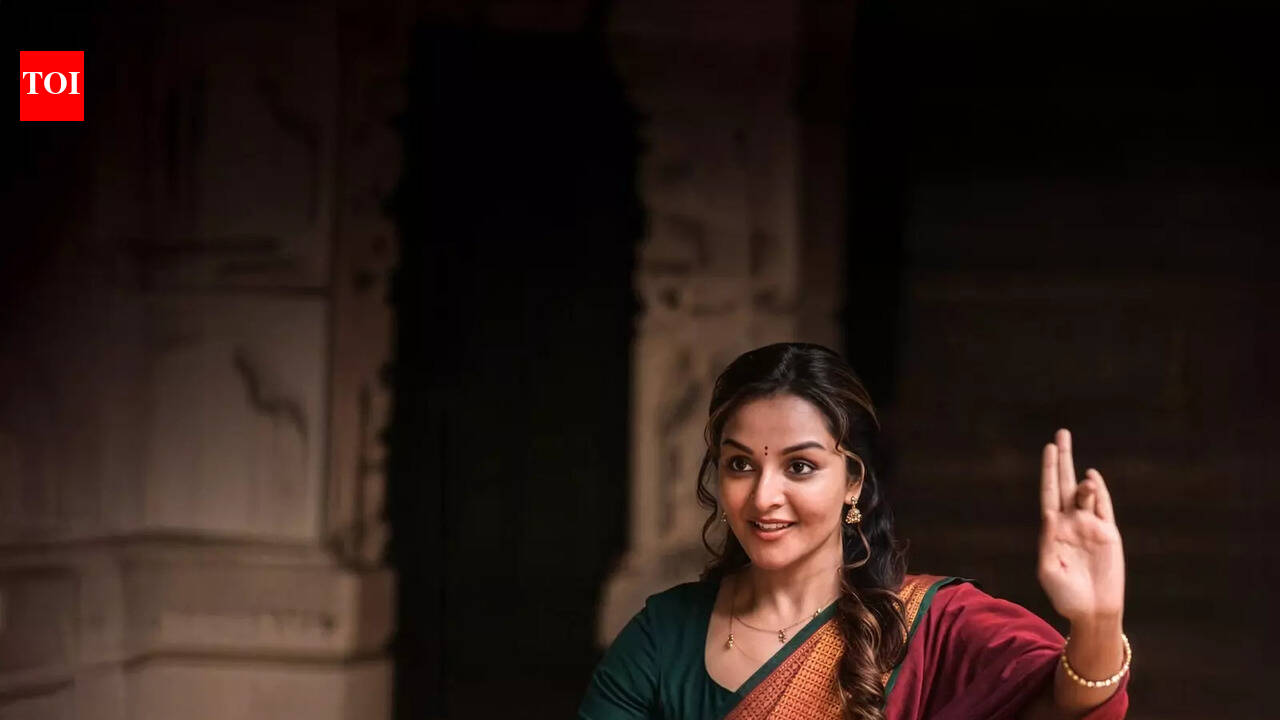 Manju chechi was deeply involved in the single: Sithara on actress' cameo in her single Elelam Kili