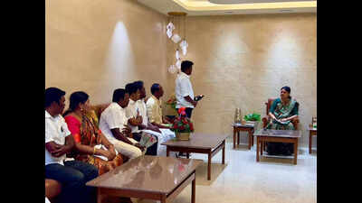 Sasikala weighs poll options, meets loyalists and supporters