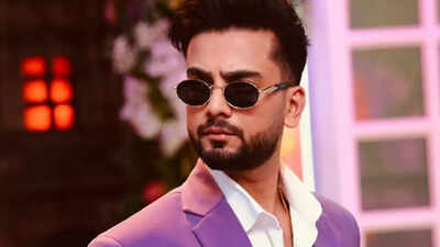  Elvish Yadav reacts to contestants constantly talking about him; Abhishek Kumar asks, ‘Are you charging money from them or not?’