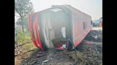 15 students, four teachers from Ahilyanagar district suffer injuries after bus on way to Shivneri Fort crashes into railings, turns on its side in Junnar taluka