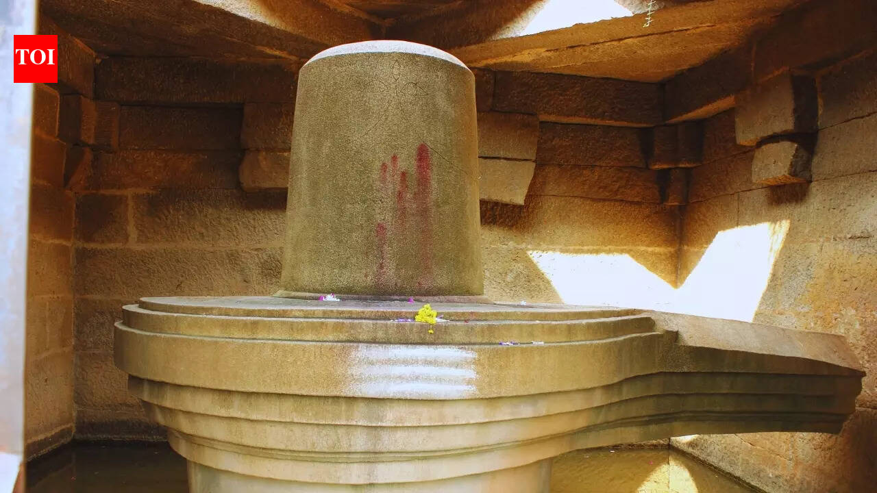 Which UNESCO World Heritage Site has a Shivlinga that never dries?
