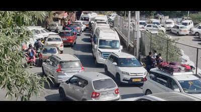 Traffic chaos grips Mussoorie, Nainital as tourist rush overwhelms hill towns