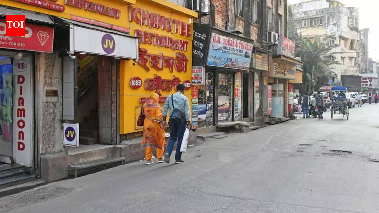 TV screens flicker, phones buzz as Kol’s ‘Mini Bangladesh’ follows poll updates