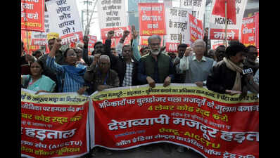 Trade unions’ strike partially affects normal life in city