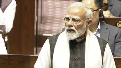 विपक्ष ने पीएम मोदी पर बोला हमला, संसद परिसर में किया विरोध प्रदर्शन