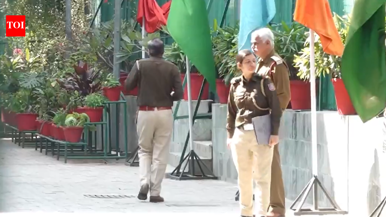 Delhi schools receive hoax bomb threats; police and bomb squads conduct sweeps