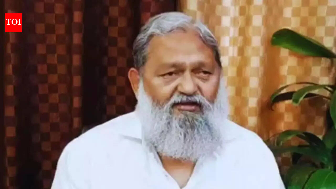 'Mera order sare Haryana mein chalta hai': Minister Anil Vij clashes with Kaithal SP - watch