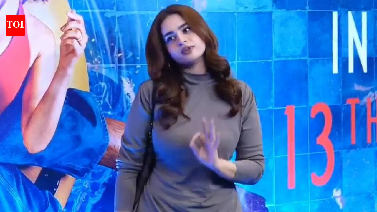 Ayesha Khan schools paparazzi as they ask her to turn around for pictures: 'Aap izzat bhi khud kamayenge, aur khud hi gawayenge'