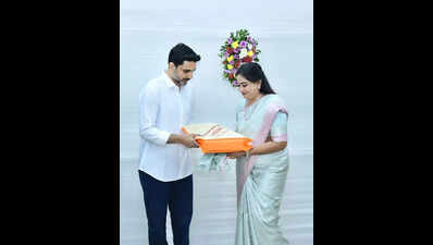 Lokesh hosts dinner for NDA legislators, their families at his Undavalli residence