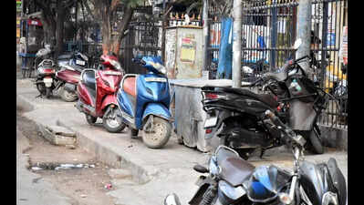 Vendors, vehicles gobble up footpaths as Hyd pedestrians turn hurdles