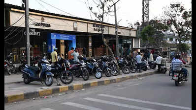 Vendors, vehicles gobble up footpaths as Hyd pedestrians turn hurdles