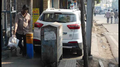 Vendors, vehicles gobble up footpaths as Hyd pedestrians turn hurdles
