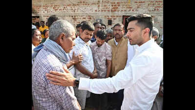 Abhishek meets grieving family of Purulia migrant killed in Pune