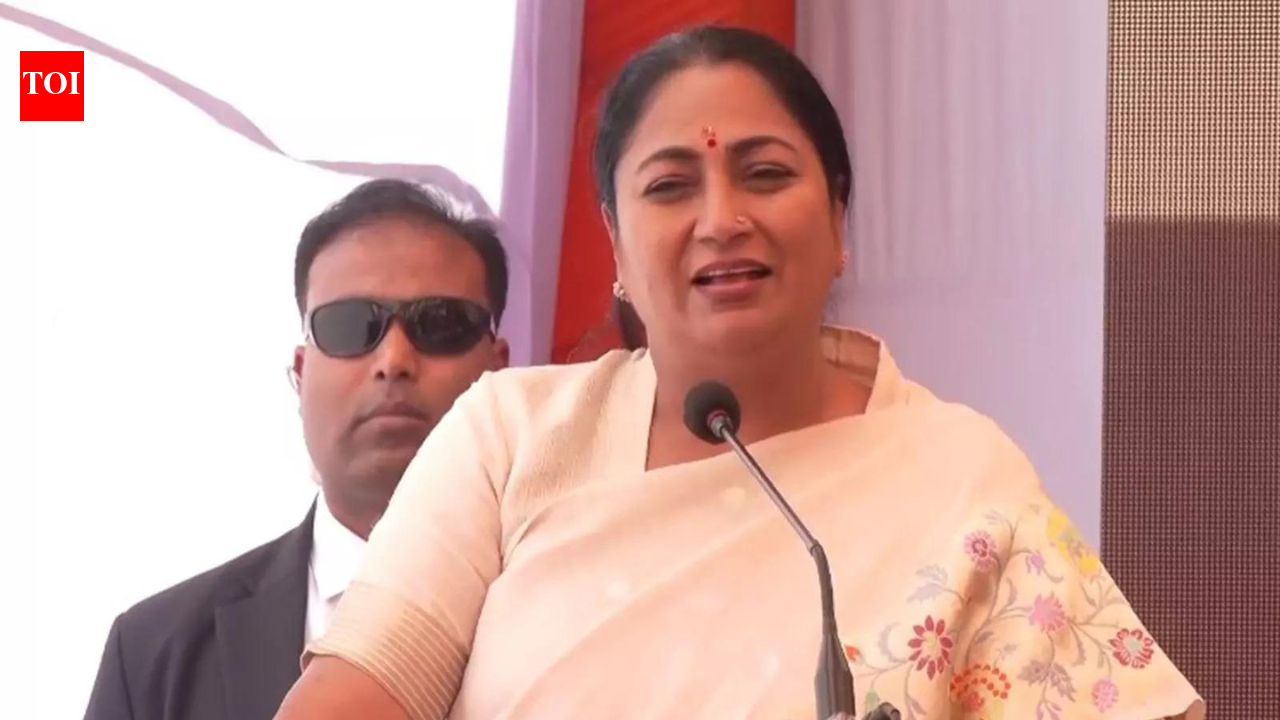 Delhi CM inaugurates statue of RSS founder at east Delhi hospital