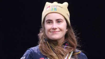 Ebba Andersson races on one ski after crash before Sweden’s relay silver comeback