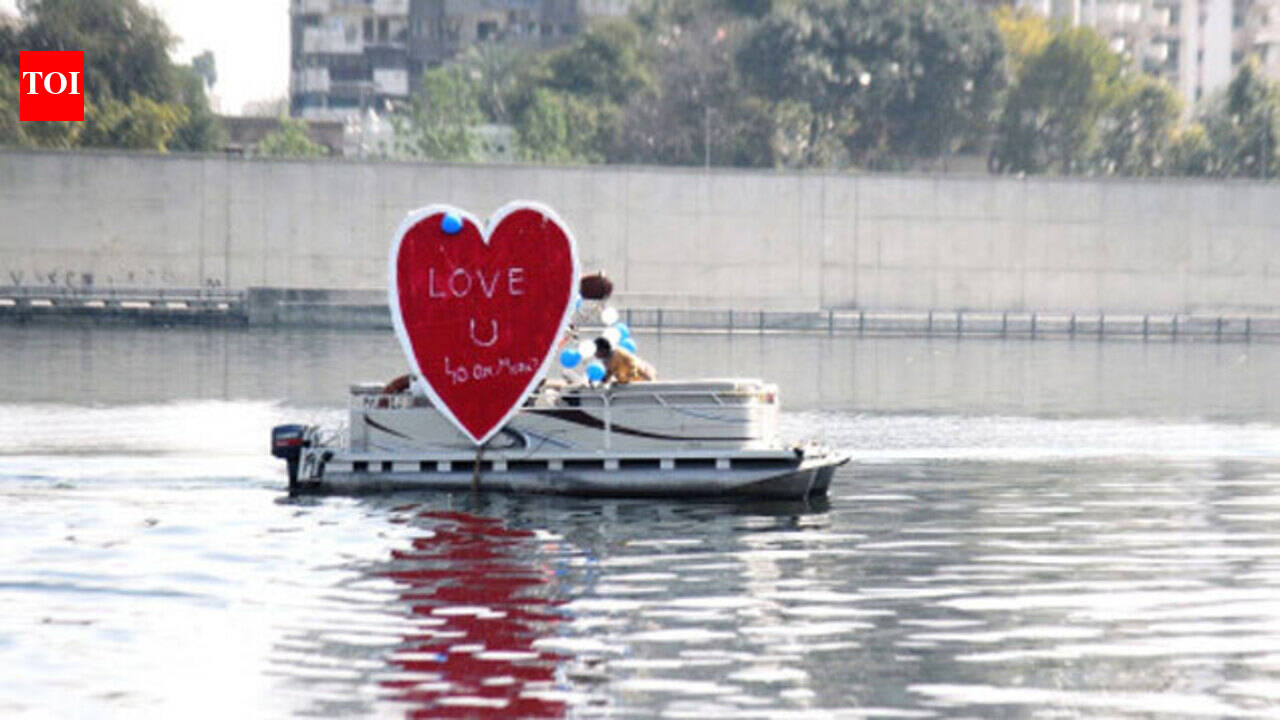 Couples express fear as protests and slogans mark Valentine’s Day in Patna