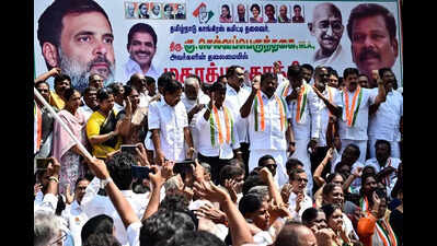 TNCC members try to gherao Lok Bhavan, detained