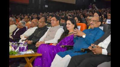 Wadkar, Kolhapure Enthrall Seniors At Khasdar Mahotsav On Inaugural Day