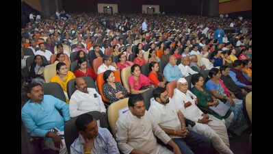 Wadkar, Kolhapure Enthrall Seniors At Khasdar Mahotsav On Inaugural Day